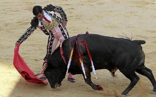 El pamplonés Francisco Javier Expósito torea con empaque y en redondo al cuarto novillo de la tarde, ‘Rezador’. | FOTO: MANUEL SAGÜÉS