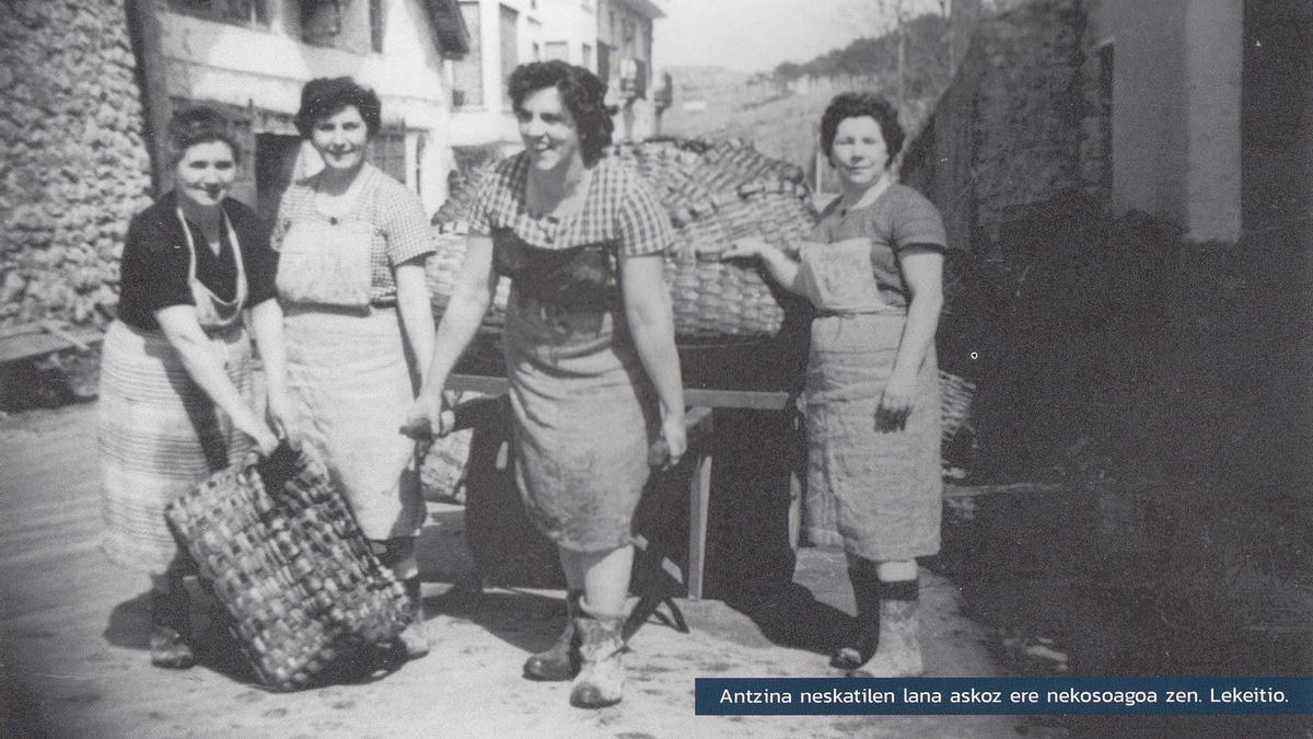 Las neskatilas esperaban en el puerto de Lekeitio la llegada del barco para comenzar con la descargar.