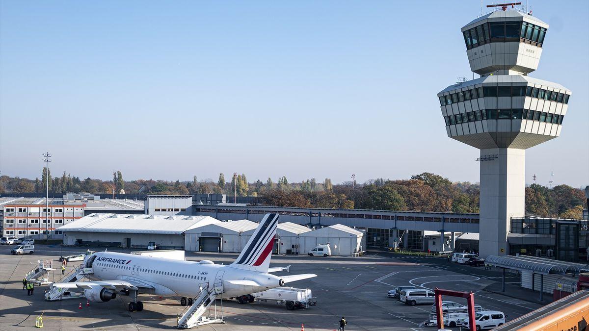 Un avión de Air France, junto a una torre de control