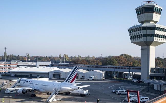 Un avi&oacute;n de Air France, junto a una torre de control