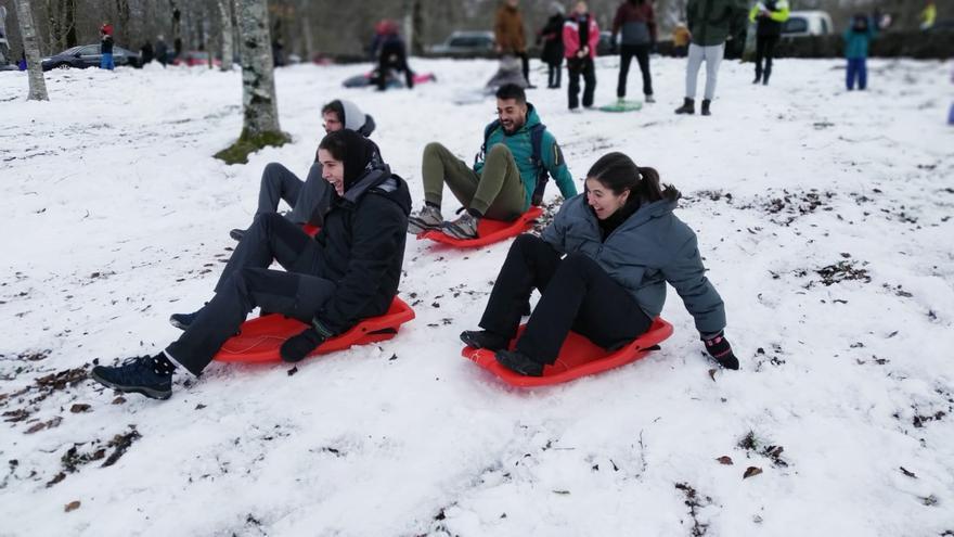 Los vizcainos acuden a Urkiola para disfrutar de la nieve