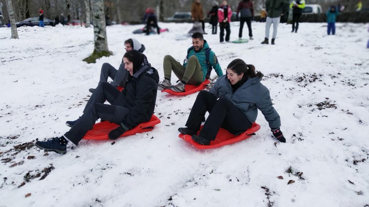 Los vizcainos acuden a Urkiola para disfrutar de la nieve