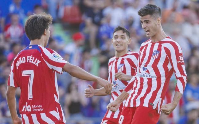 Morata y Joao F&eacute;lix celebran uno de los goles.
