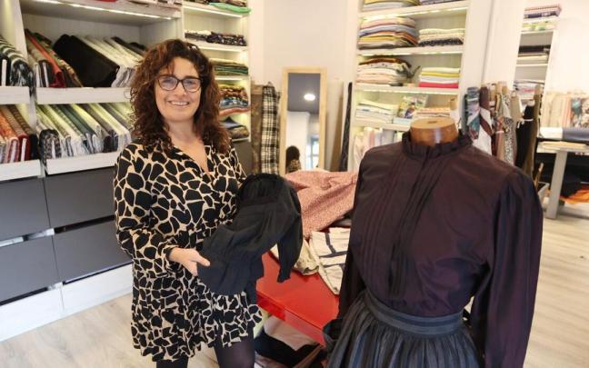 Pilar Jiménez, dueña del establecimiento Muchas Telas, en Donostia, en el interior del local.