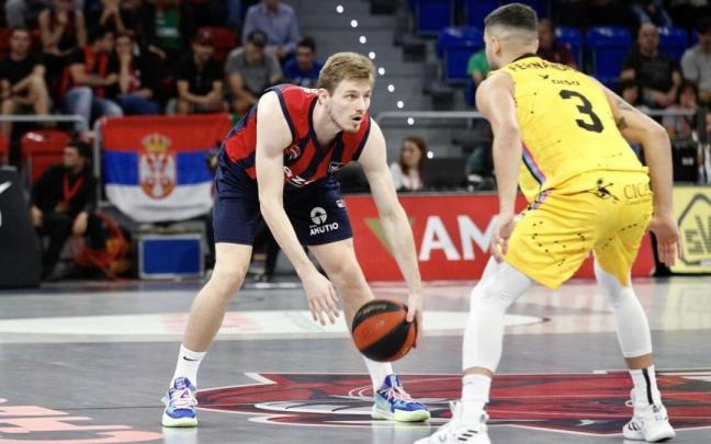 Kurucs maneja el bal&oacute;n durante el duelo de este curso contra el Lenovo Tenerife
