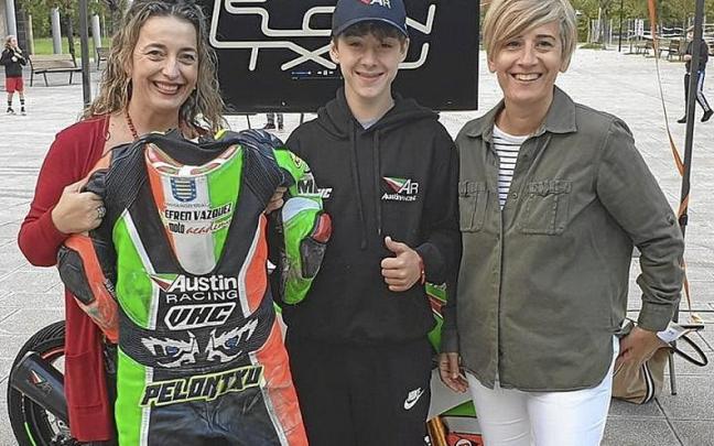 El joven piloto junto a la alcaldesa y la concejala. | FOTO: N.G.