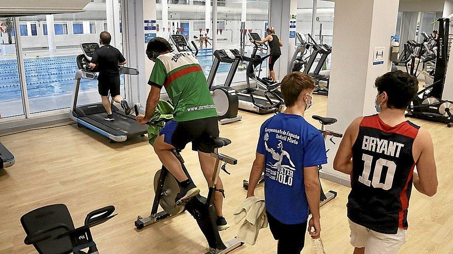 Imagen de la zona de gimnasio y piscina en el polideportivo de Benta Berri.