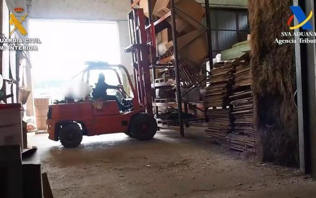En polígonos industriales de Navarra y la CAV realizaban cargas y descargas de productos paletizados y almacenados. En polígonos industriales de Navarra y la CAV realizaban cargas y descargas de productos paletizados y almacenados.
