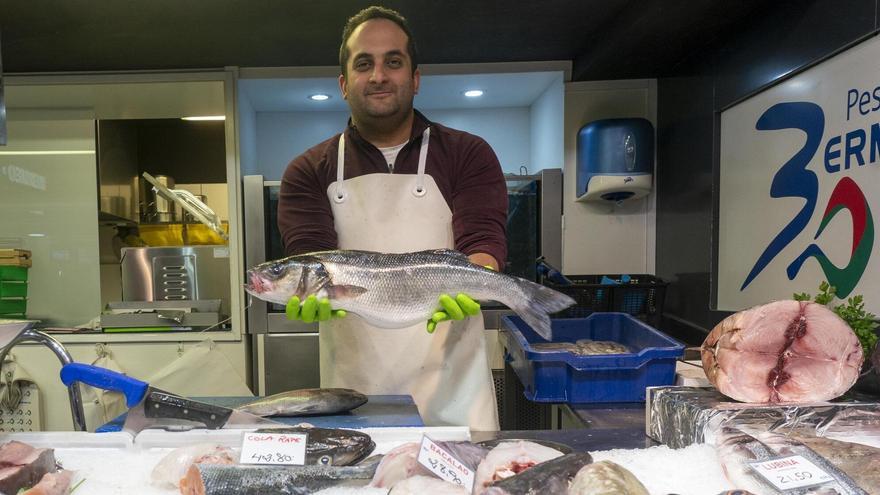 El marroquí Chemi Issam en el mostrador de Pescados Bermeo