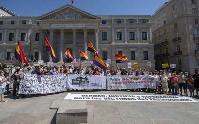 Concentración ante el Congreso de los Diputados por la Ley de Memoria Concentración ante el Congreso de los Diputados por la Ley de Memoria