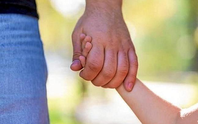 Haur bat eta guraso bat elkarri eskua emanda. | ARGAZKIA: ZUMAIAKO UDALA