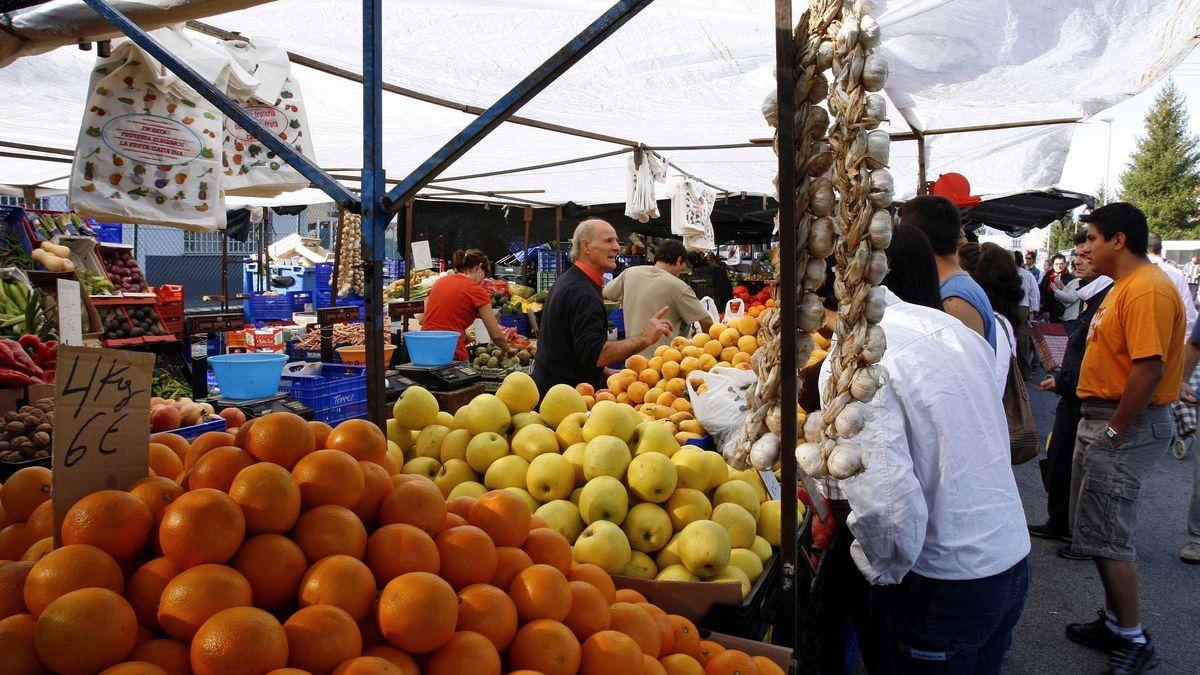 Vecinos compran frutas en el mercadillo de Landaben.