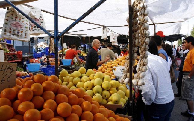 Vecinos compran frutas en el mercadillo de Landaben.