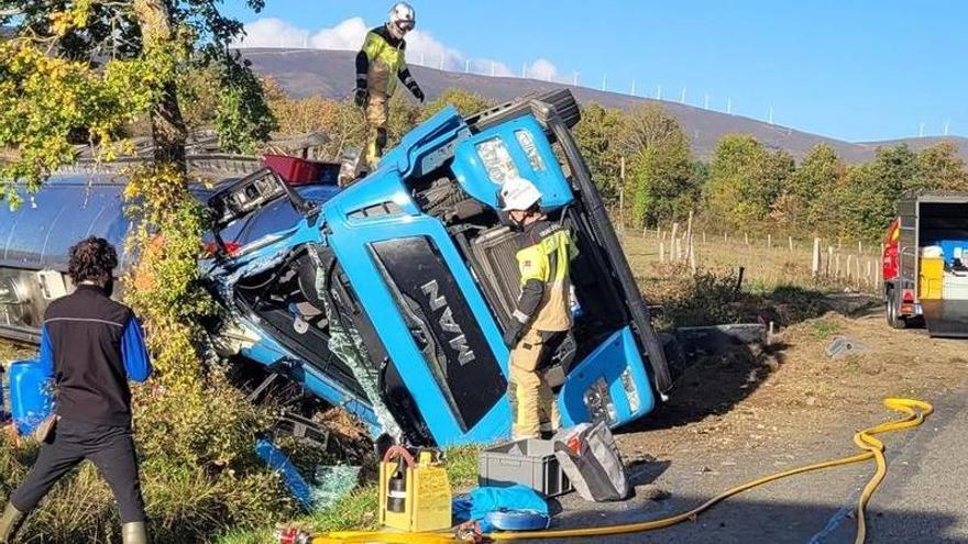 Cami&oacute;n volcado