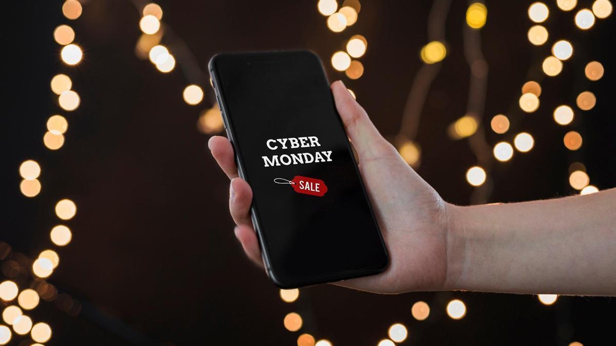 Una persona recibe una oferta de Cyber Monday en su móvil.