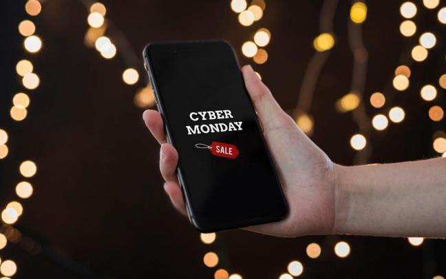 Una persona recibe una oferta de Cyber Monday en su móvil.