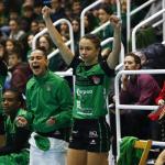 Paula Garcia Locay (c) celebra desde el banquillo un gol.