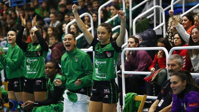 Paula Garcia Locay (c) celebra desde el banquillo un gol.