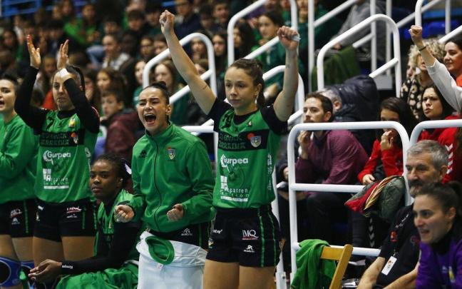 Paula Garcia Locay (c) celebra desde el banquillo un gol.