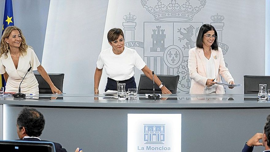 Raquel Sánchez, Isabel Rodríguez y Carolina Darias, ministras de Transportes, Política Territorial y Sanidad, respectivamente, ayer tras el Consejo de Ministros. | FOTO: E. P.