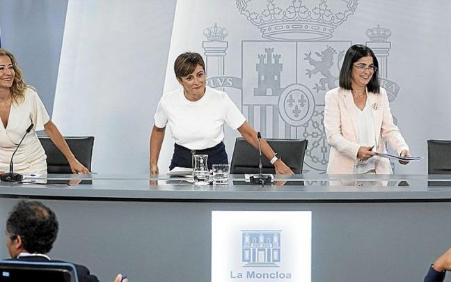 Raquel Sánchez, Isabel Rodríguez y Carolina Darias, ministras de Transportes, Política Territorial y Sanidad, respectivamente, ayer tras el Consejo de Ministros. | FOTO: E. P. Raquel Sánchez, Isabel Rodríguez y Carolina Darias, ministras de Transportes, Política Territorial y Sanidad, respectivamente, ayer tras el Consejo de Ministros. | FOTO: E. P.