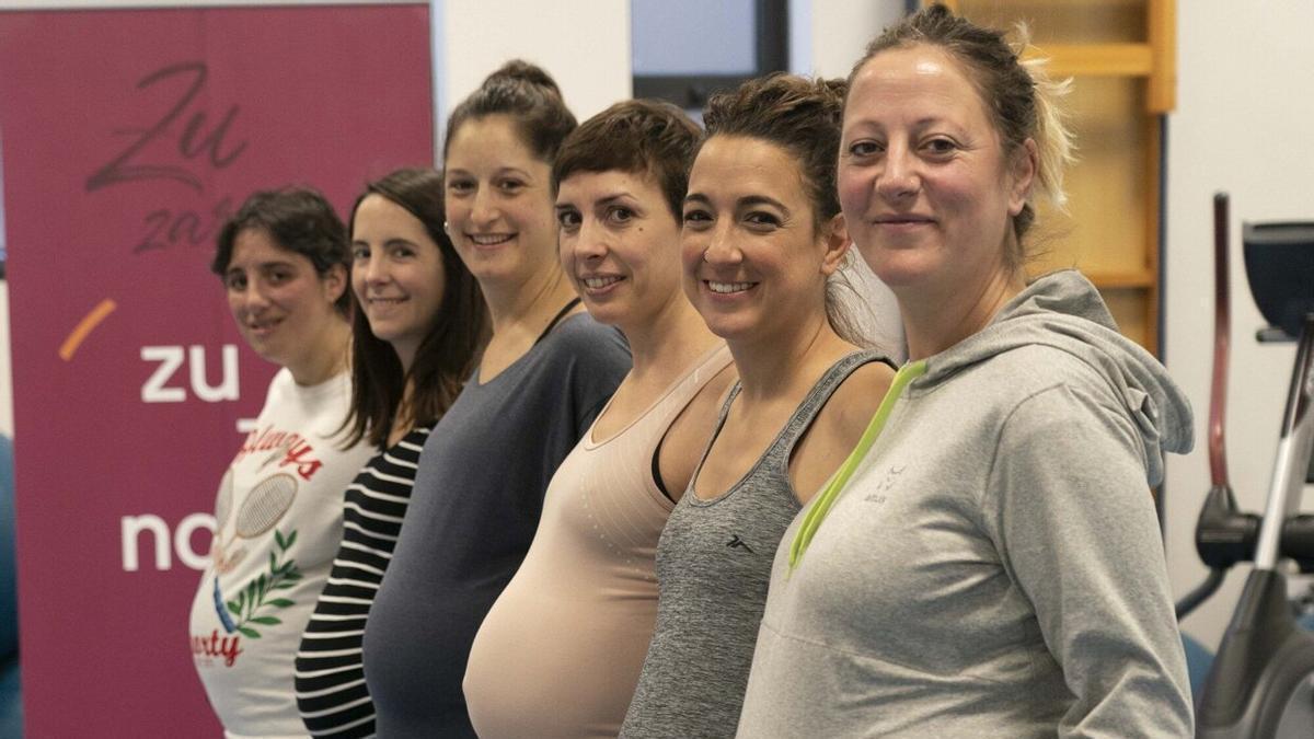 Nagore de Caso, Sara Polo, Irune Pan, Alana Rincón, Naiara Gracia y Nagore Beltrán de Heredia, en el gimnasio del Centro de Actividad Física Adaptada.