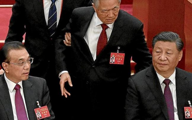 El expresidente Hu Jintao (centro) trata de hablar con Xi Jinping (derecha) que se muestra impasible. El expresidente Hu Jintao (centro) trata de hablar con Xi Jinping (derecha) que se muestra impasible.