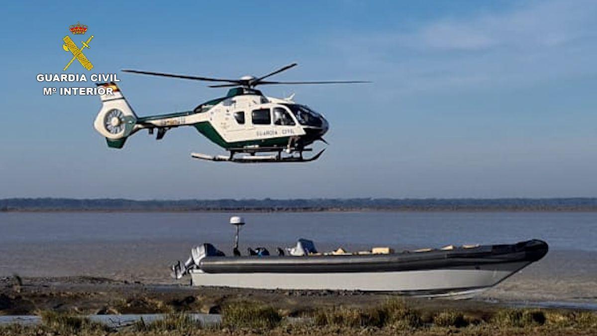 Helicóptero de la Guardia Civil sobre una embarcación incautada tras una operación contra el narcotráfico en Cádiz (Andalucía).