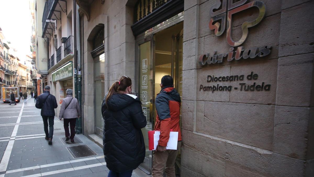 Personas accediendo a Cáritas en Pamplona.