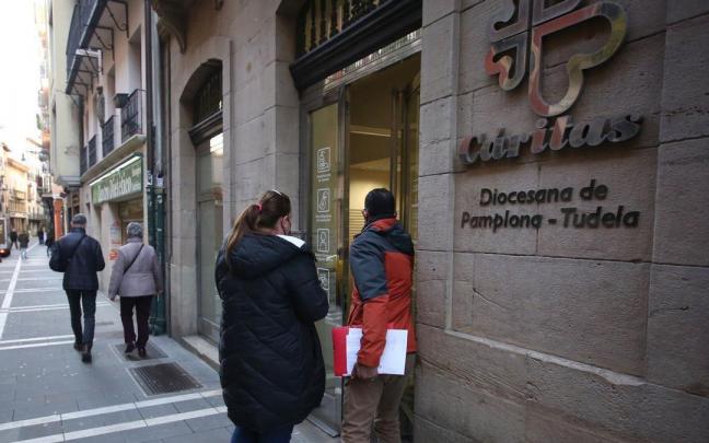 Personas accediendo a Cáritas en Pamplona.