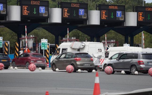 29/07/2022. Operación Salida, colas entre el peaje de Oiartzun de la A8 e Irún al mediodía, en dirección Donostia. IKER AZURMENDI
