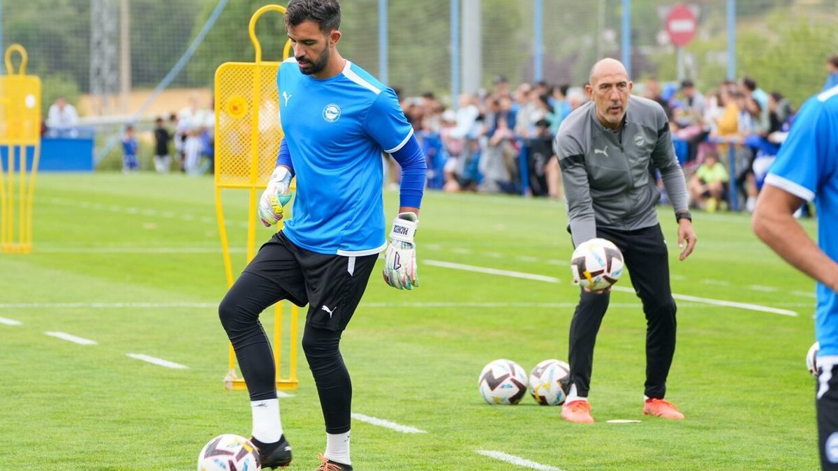 Pacheco golpea el balón en un entrenamiento de la pretemporada