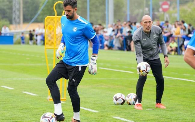 Pacheco golpea el balón en un entrenamiento de la pretemporada Pacheco golpea el balón en un entrenamiento de la pretemporada