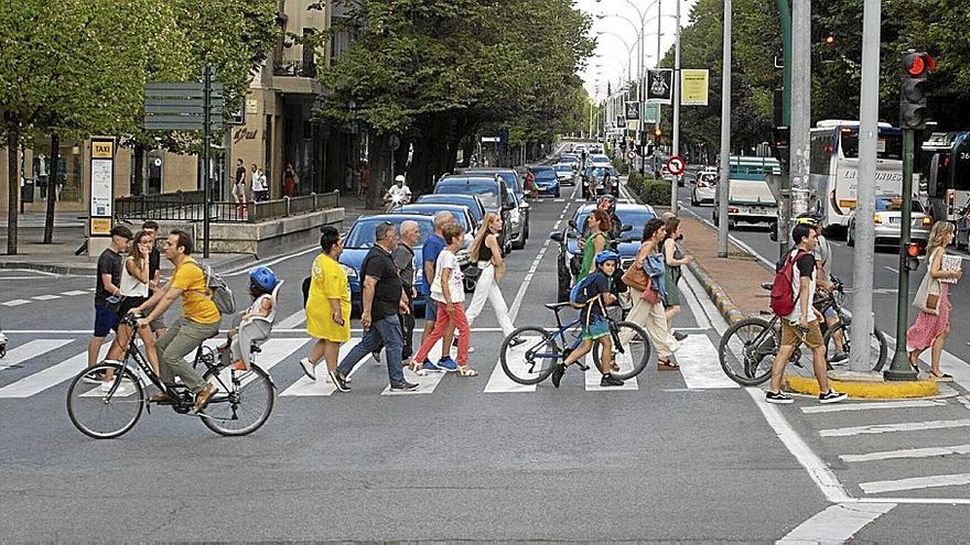 La Avenida Baja Navarra cuenta con dos carriles de circulación por cada sentido. | FOTO: PATXI CASCANTE