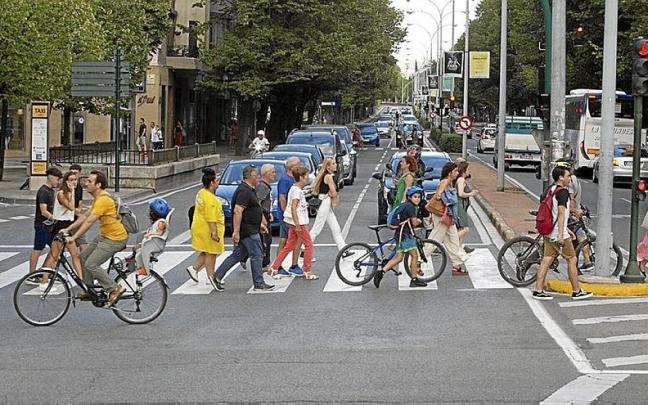 La Avenida Baja Navarra cuenta con dos carriles de circulación por cada sentido. | FOTO: PATXI CASCANTE