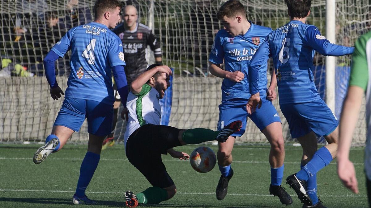 Jugadores del Valle de Egüés en un lance de un partido.