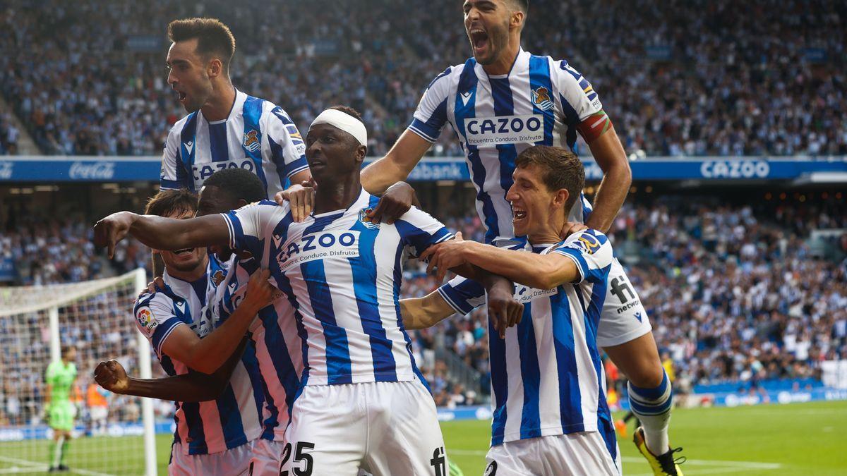 Los jugadores de la Real Sociedad celebran el tanto de Sadiq, que luce un vendaje en la cabeza.