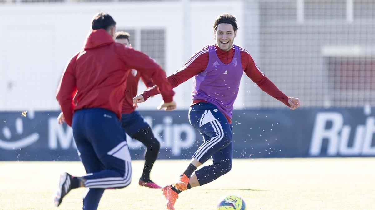 Juan Cruz trata de interceptar un pase del Chimy Ávila en el último entrenamiento de Osasuna.