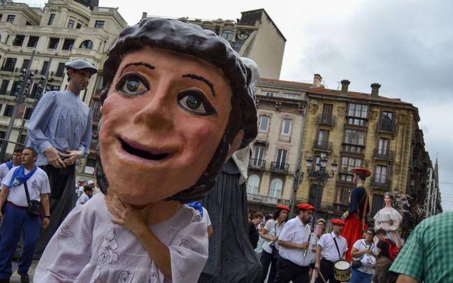 Los gigantes y cabezudos vuelven a estar a la altura en Aste Nagusia Los gigantes y cabezudos vuelven a estar a la altura en Aste Nagusia