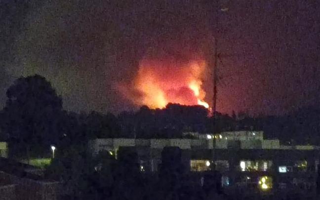 Vista del incendio entre Berango y Unbe, en Mu&ntilde;arrikolanda