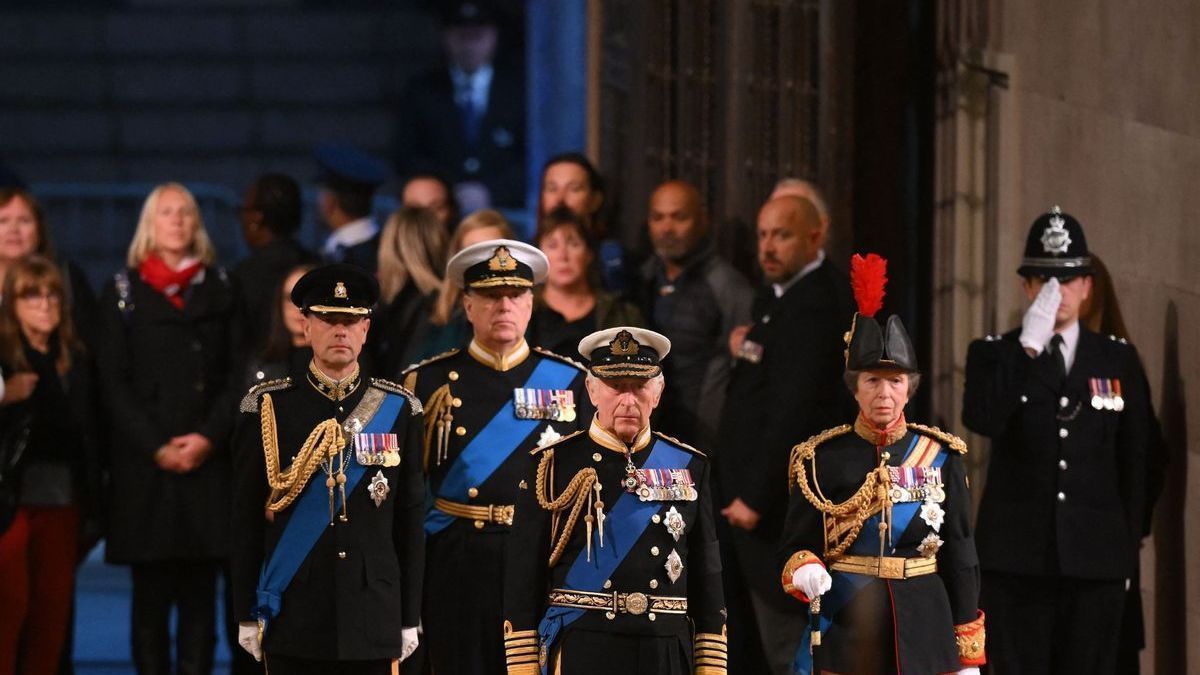 Los hijos de Isabel II participan en la "vigilia de los príncipes".
