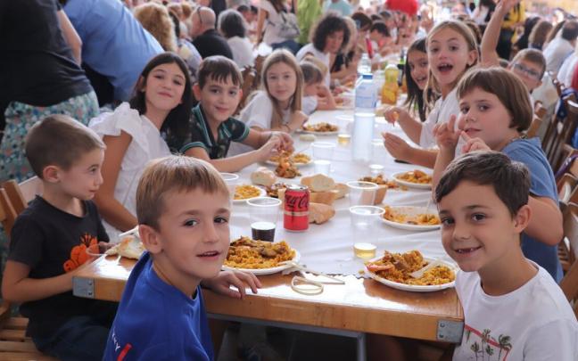 Un grupo de niños y niñas con sus platos de arroz. Un grupo de niños y niñas con sus platos de arroz.