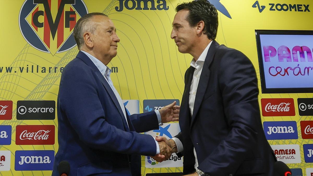 Fernando Roig, presidente del Villarreal, se abraza con Unai Emery en la despedida del técnico hondarribiarra.