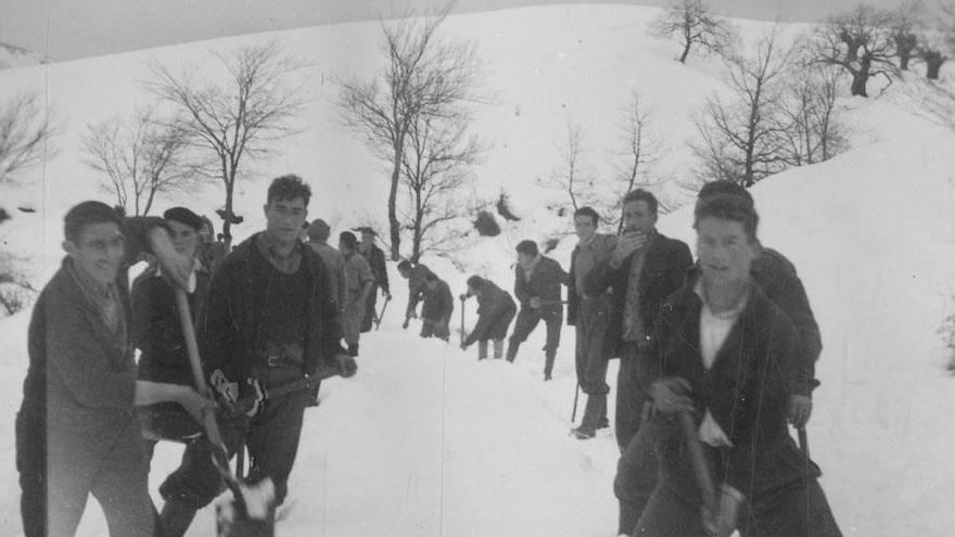 Trabajos de limpieza de la carretera Pamplona - Francia por Irun a su paso por Belate (actual NA-1210), en 1945.
