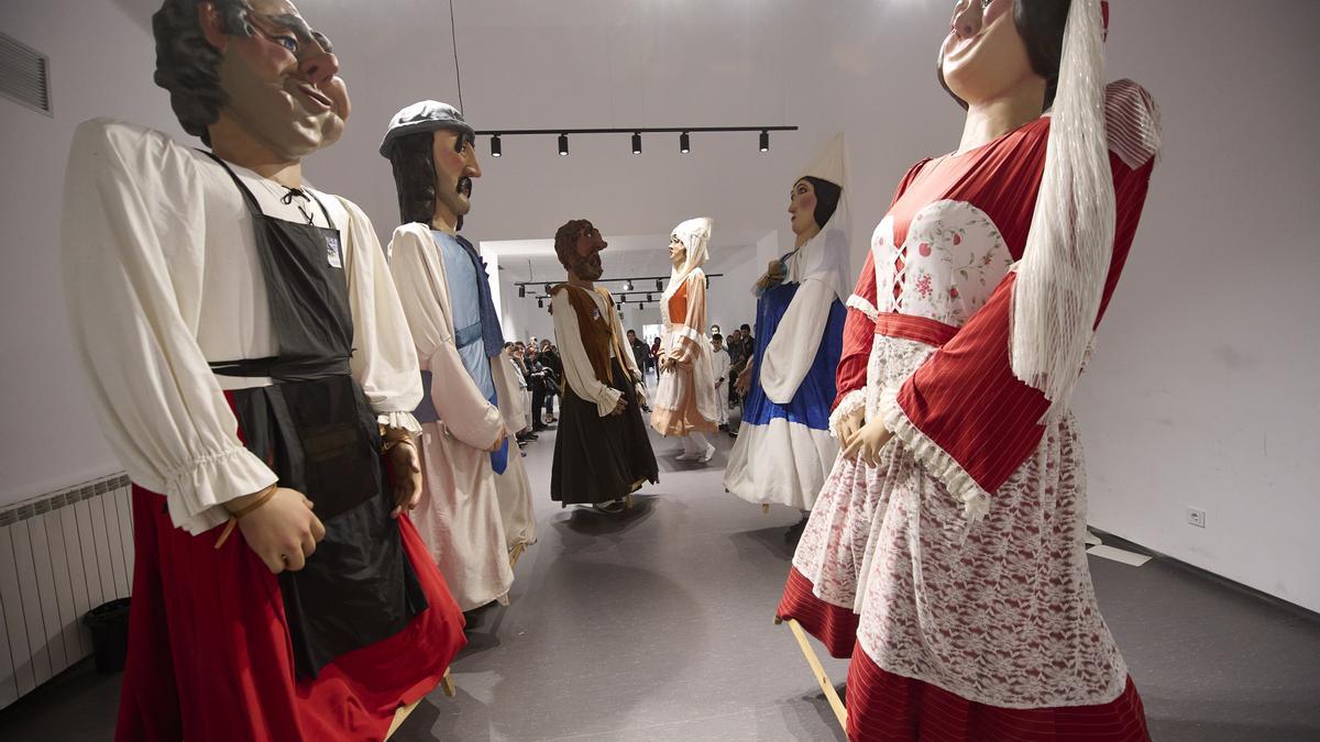 La comparsa txiki del Casco Viejo, con las figuras de Martin y Katalin en primer plano, bailando en Plazara!