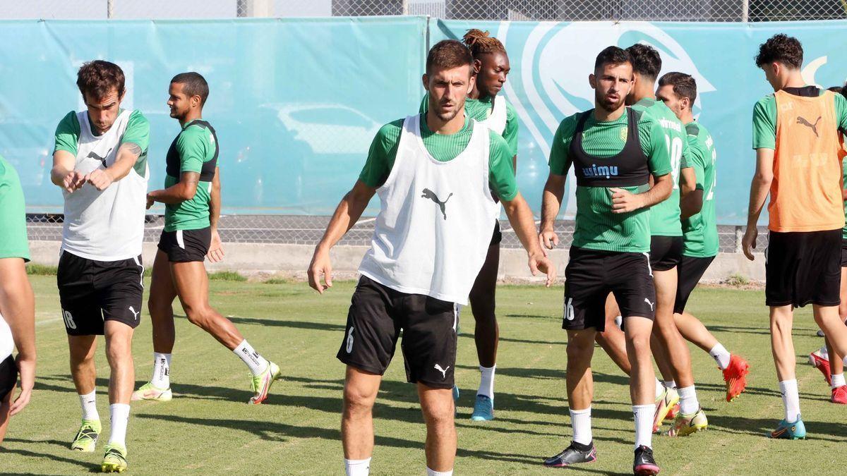 Oier Sanjurjo, en un entrenamiento con el AEK Larnaca