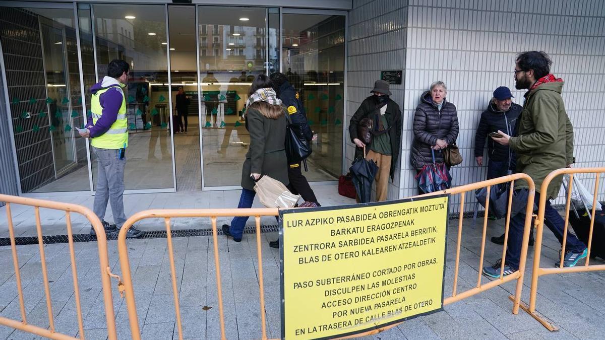 Caos por la demora en la apertura de la estación provisional de Atotxa en Donostia