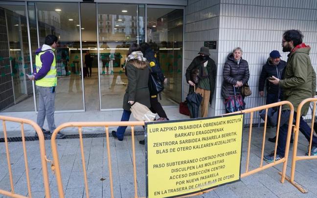 Caos por la demora en la apertura de la estación provisional de Atotxa en Donostia Caos por la demora en la apertura de la estación provisional de Atotxa en Donostia