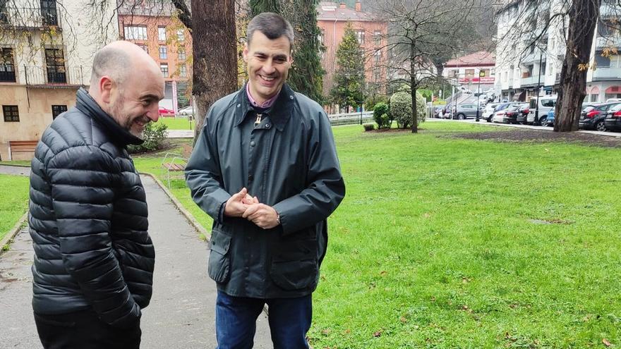 Juanra Urkijo y Miguel Ángel Gómez Viar, frente al área que acogerá el equipamiento.