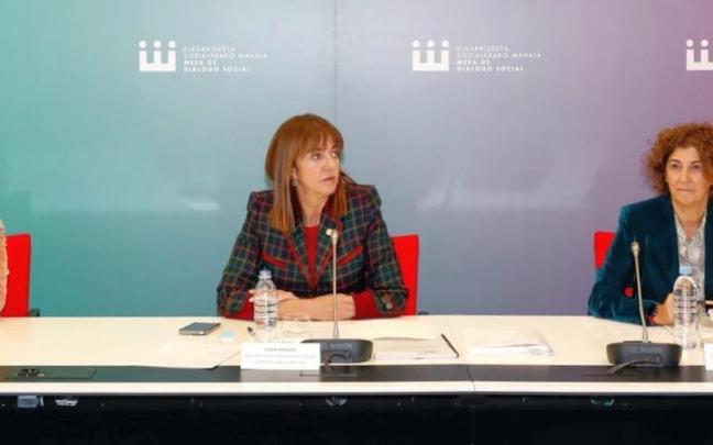 La vicelehendakari y consejera de Trabajo y Empleo, Idoia Mendia, en el centro, ayer. La vicelehendakari y consejera de Trabajo y Empleo, Idoia Mendia, en el centro, ayer.